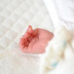 赤ちゃんのアトピー性皮膚炎の症状と原因まとめ…病院で判断を仰いだ上で常に保湿をして対処する事がオススメ